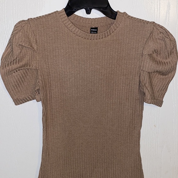 Short sleeve top with puff sleeves new, never worn - Picture 3 of 4